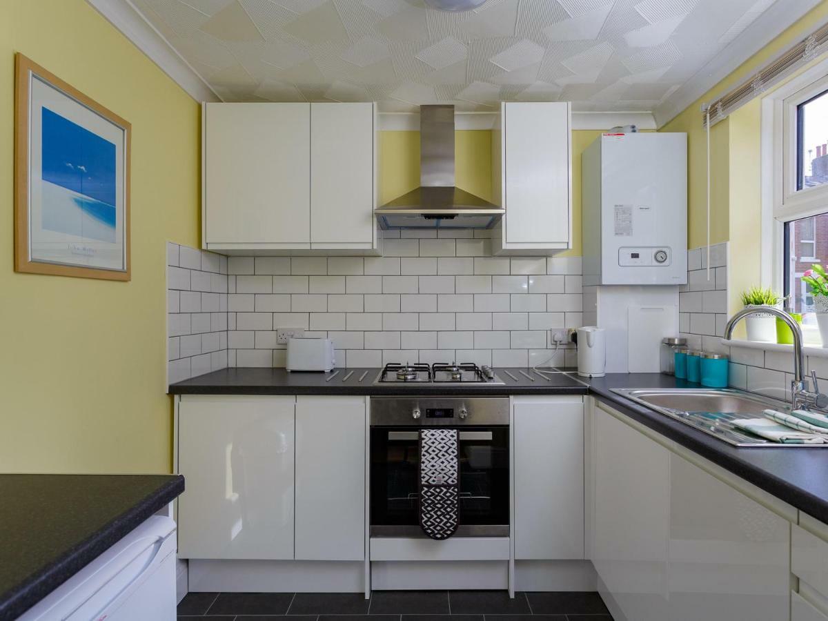 Stopover At Lowcay Apartment D With Allocated Parking Portsmouth Bagian luar foto
